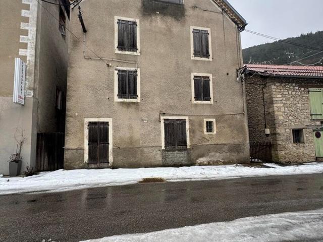 Grande maison de village indépendante à rénover – 257 m² – Fort potentiel – Saint Julien en Beauchêne