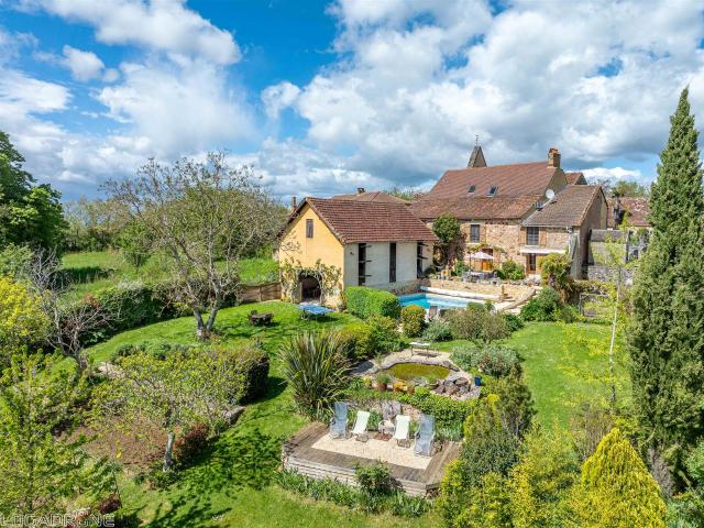 Grande maison de village sur env. 1, 15 Ha offrant des vues. 258m² Belvès