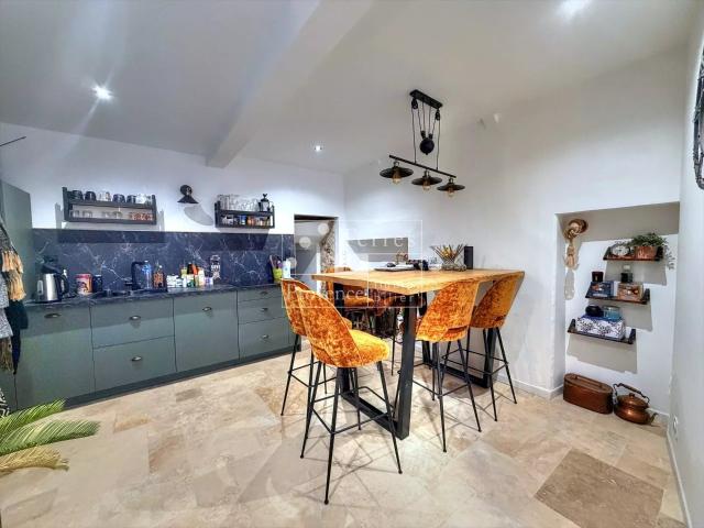 Grande maison de village rénovée avec fort potentiel – Centr. 150m² Aups