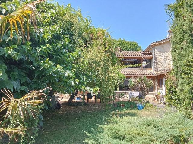 Grande maison de ville avec jardin arboré et puits