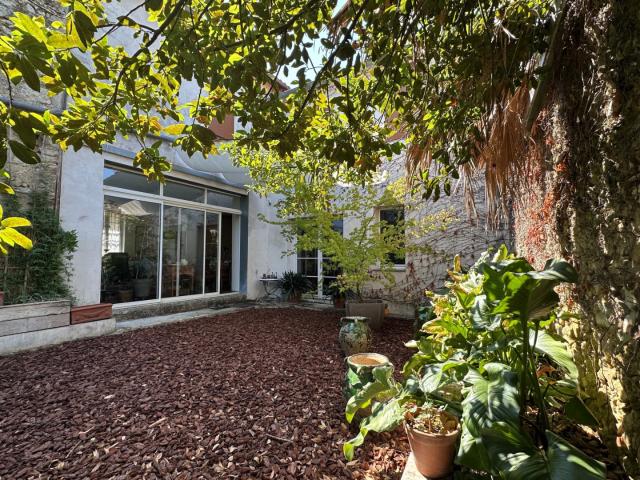 GRANDE MAISON DE VILLE AVEC JARDIN ET GARAGES