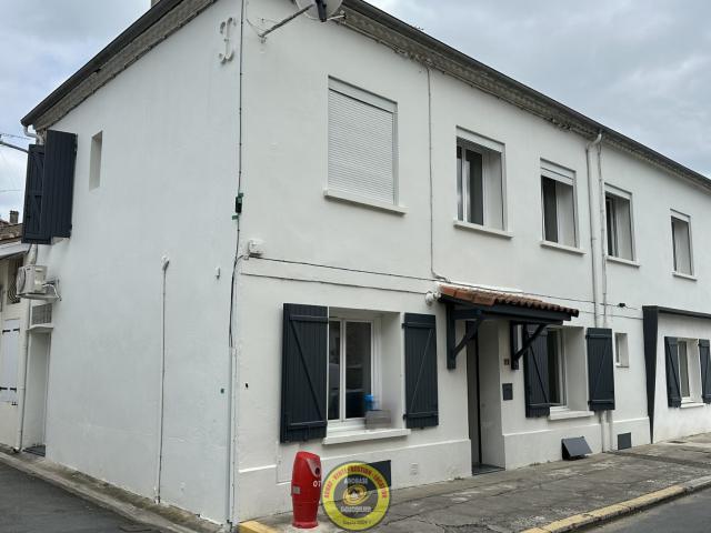Grande maison de ville à pied des commerces