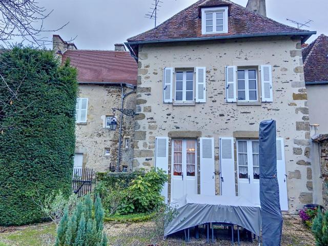 Grande Maison de ville de 249 m2 avec joli terrain de 859 m2. 249m² Saint Benoît du Sault