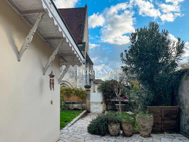 Grande maison de ville en pierre avec jardin et vue exceptionnelle à Guitres