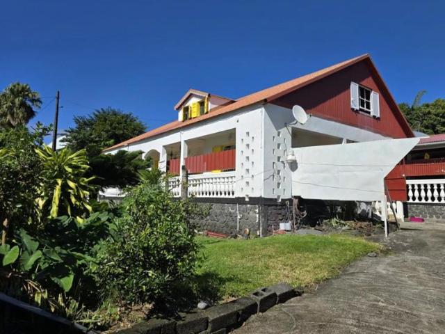 Grande maison de 160 m² à Sainte Rose – Jardin verdoyant & fort potentiel