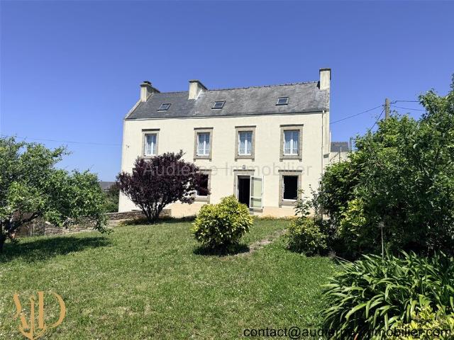 Grande maison de 1935 en pierre avec jolie vue sur l'entrée. 182m² Plouhinec