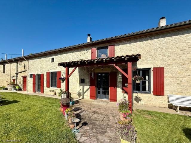 Grande Maison de 4 Chambres avec Grange Près de Ruffec 218m² Ruffec