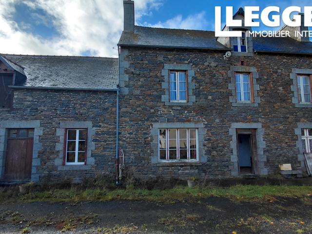 Grande maison de 5 chambres en pierre avec dépendances et terrain de 1400m2 – cœur du village de Langourla
