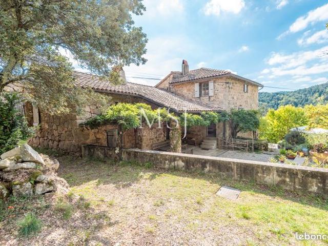 Grande maison design dans un cadre naturel exceptionnel