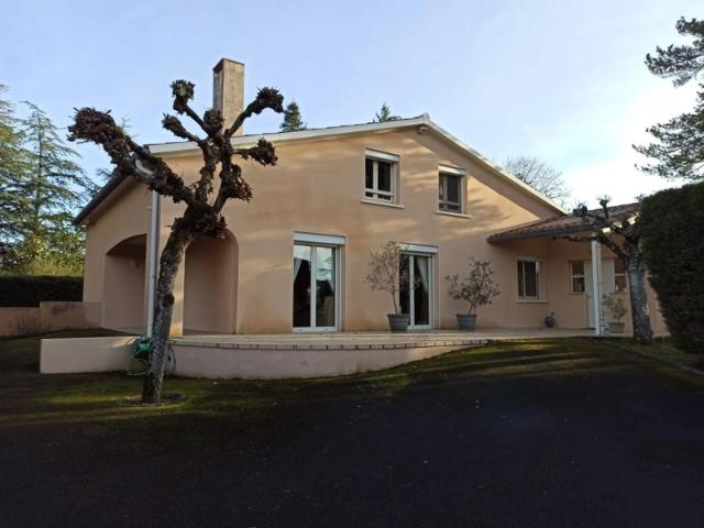 GRANDE MAISON D'HABITATION AVEC SOUS SOL ET JARDIN