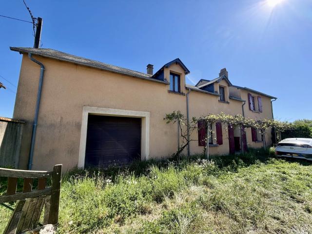 Grande maison d'habitation à vendre avec beaucoup de terrain prè