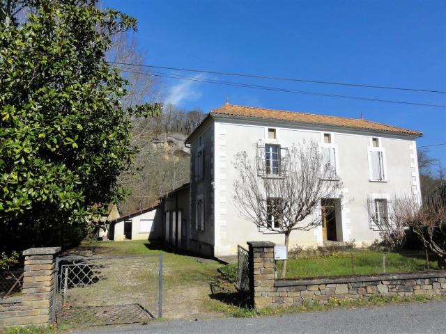 Grande maison diverses dépendances