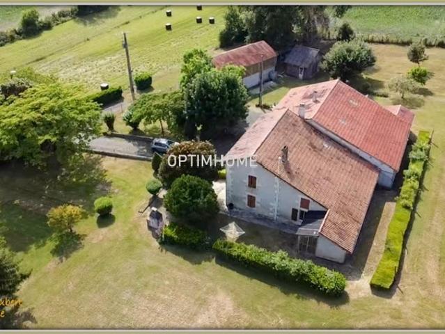 grande maison divisée en 2 habitations