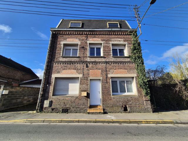 Grande maison divisée en deux habitations à Marles les Mines