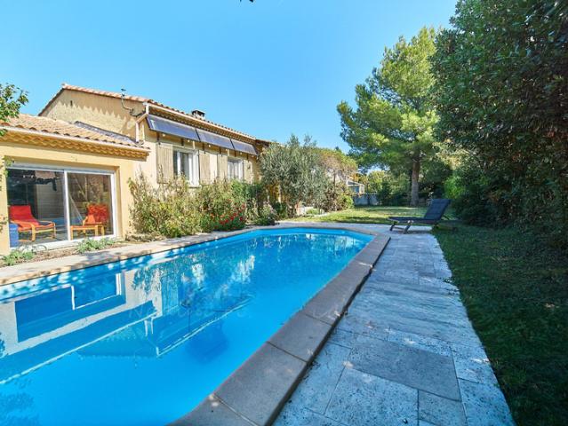 A Eyguières belle villa de plain pied de 150 m2, familiale et économe DPE AA, rénovée, 4 chambres + dépendance, terrain clos de 900m2, piscine et garage