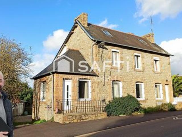 Grande maison en granite dans une commune du littoral