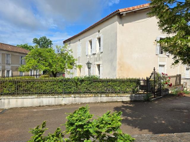 Grande maison en pierre à fort potentiel