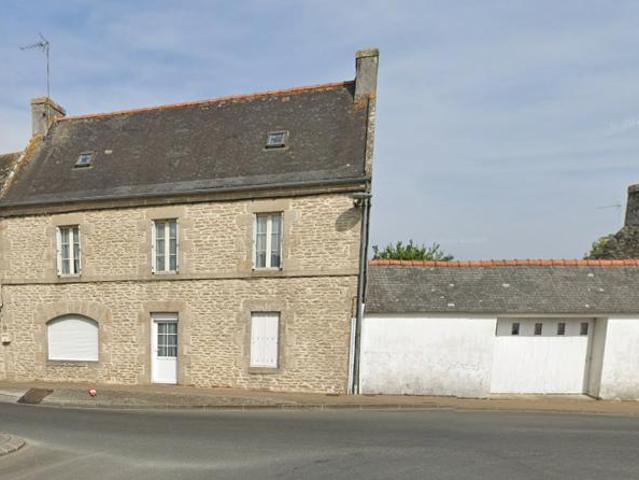 Grande maison en pierre au centre bourg de PLOMEUR + jardin
