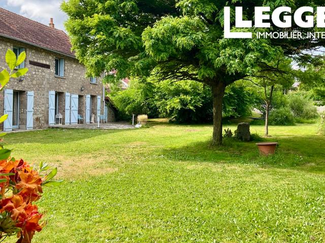 Grande maison en pierre avec dépendances et piscine dans un hameau paisible