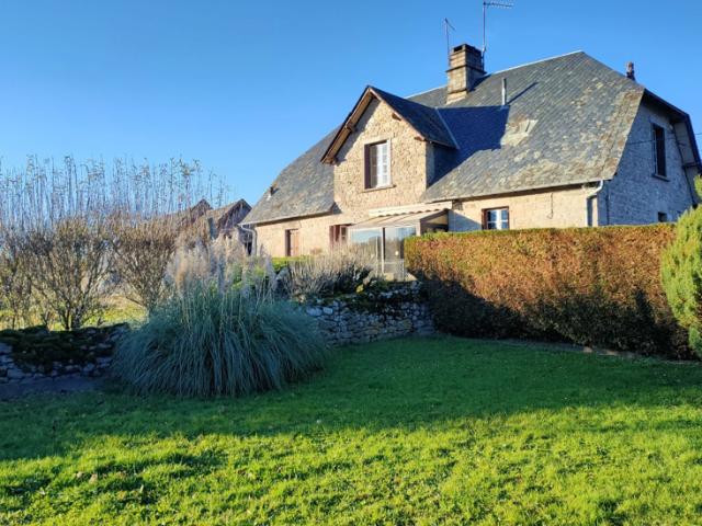 Grande maison en pierre avec hangar de 540 m2, grange, dépen