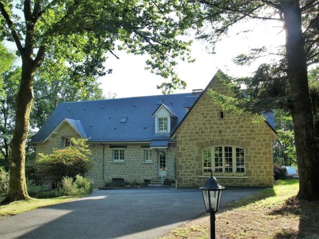 Grande maison en pierre de 270 m²