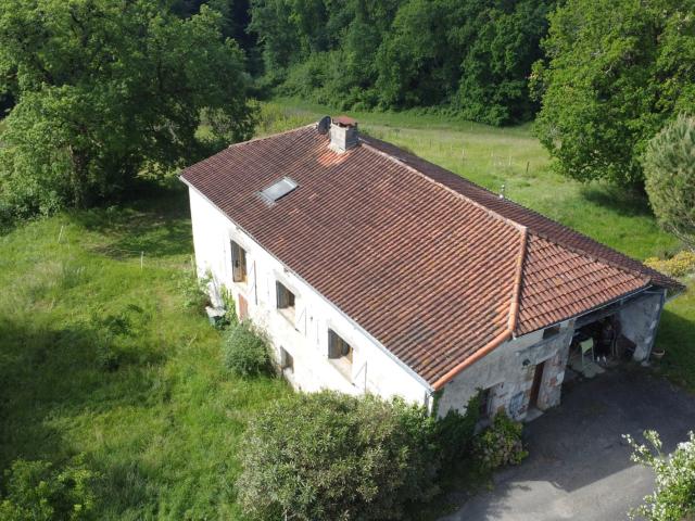 grande maison en pierre et brique d'env 220 m2, entourée de bois et de prairie, un havre de paix