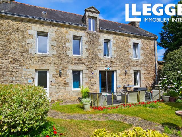 Grande maison en pierre, quatre chambres, dans un hameau calme, avec jardin paysager et ruisseau