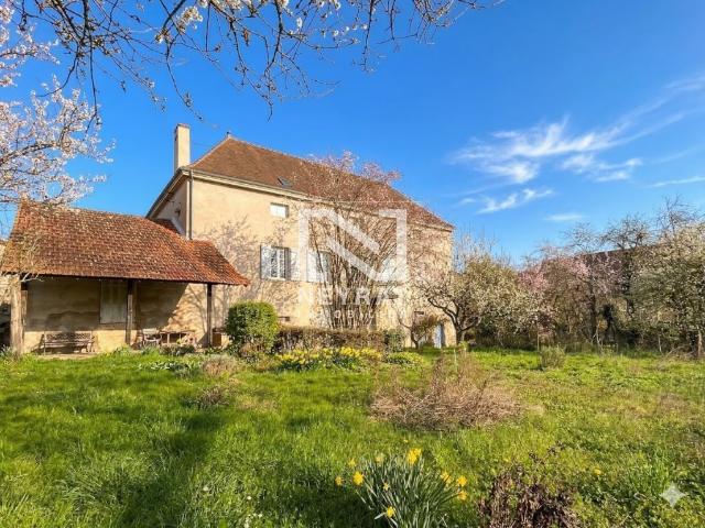 GRANDE MAISON EN PIERRES AVEC JARDIN ET DÉPENDANCES