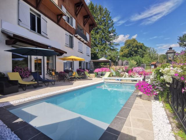 Grande maison environ 660 m2 habitables VALROMEY SUR SERAN 01260