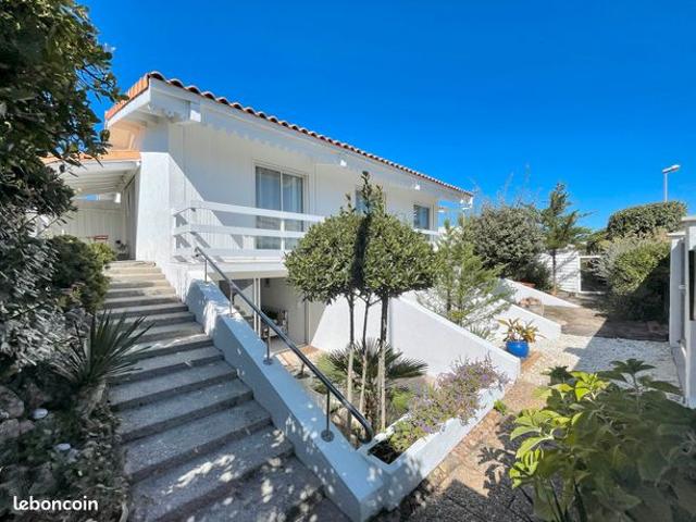 Grande maison face à l'océan, 50 mètres de la plage