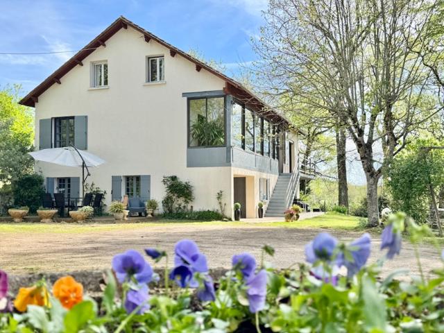 Grande maison familiale 211 m2 avec potentiel professionnel et vaste atelier 250 m2