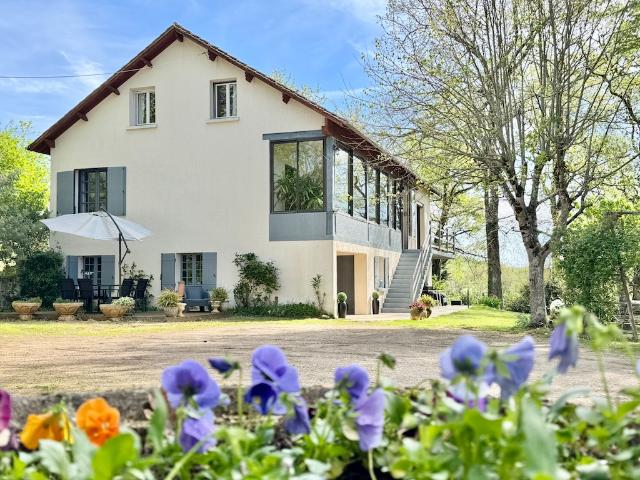 Grande maison familiale 211 m2 avec potentiel professionnel et vaste atelier 250 m2