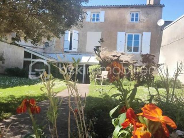 Maison chaleureuse de 211 m² avec ancien atelier de 180 m² au cœur de Couhé