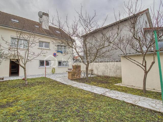 Grande maison familiale avec dépendance – Volumes, potentiel et confort STAINS