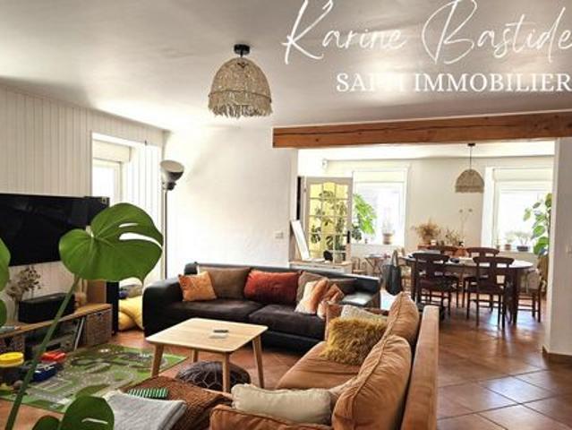 Grande maison familiale avec dépendances au cœur du Béage