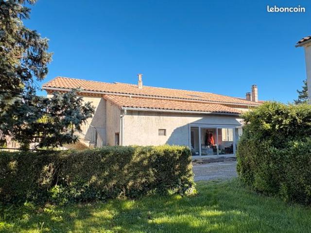 Grande maison familiale avec deux appartements, grange et beau jardin