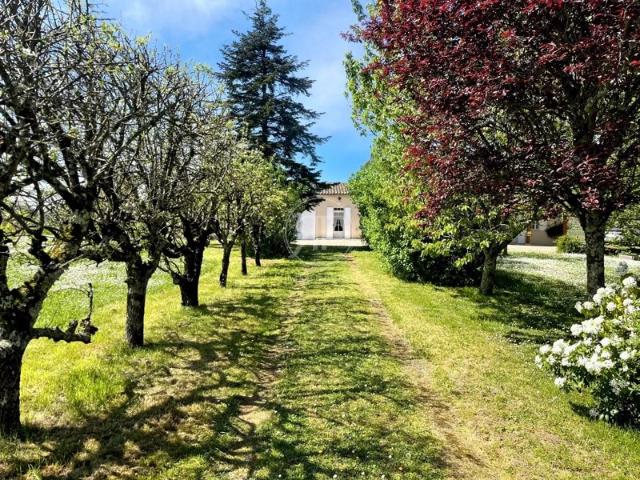 Grande maison familiale avec garage et jardin