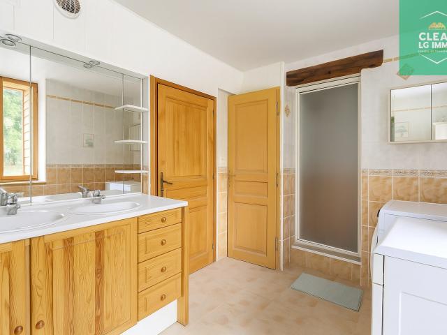 Grande maison familiale avec jardin et dépendances
