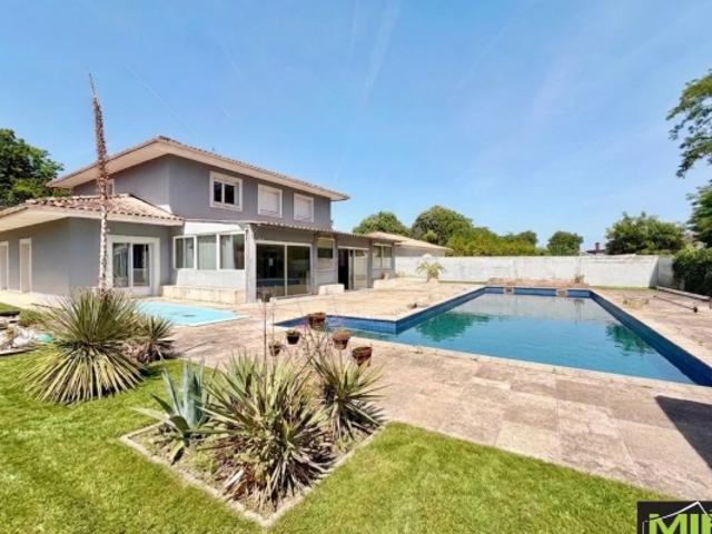 GRANDE MAISON FAMILIALE AVEC JARDIN ET PISCINE – PODENSAC