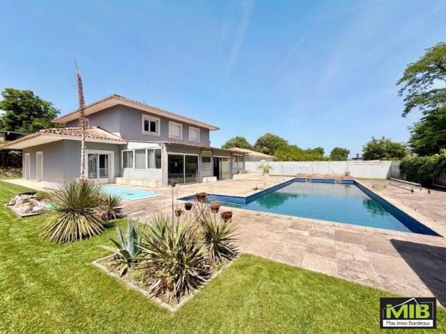 GRANDE MAISON FAMILIALE AVEC JARDIN ET PISCINE – PODENSAC