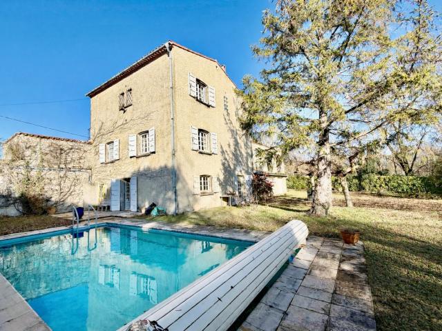Grande maison familiale avec jardin et piscine