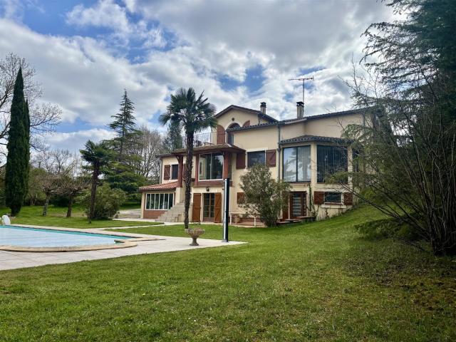Grande maison familiale avec piscine à Auch 298m² Auch