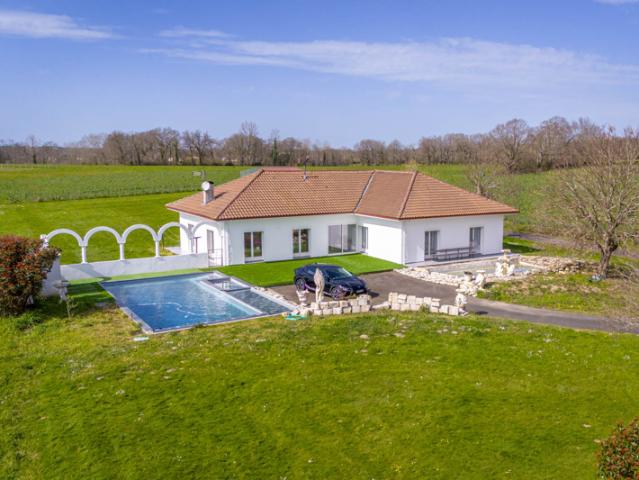 Grande maison familiale avec piscine et dépendance