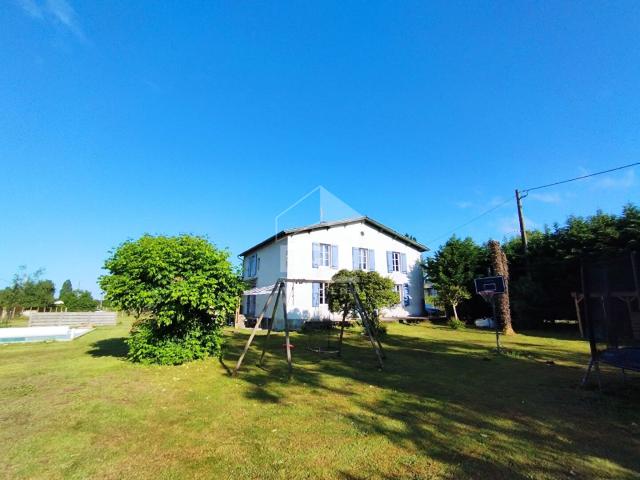 Grande Maison Familiale avec Piscine et Dépendances