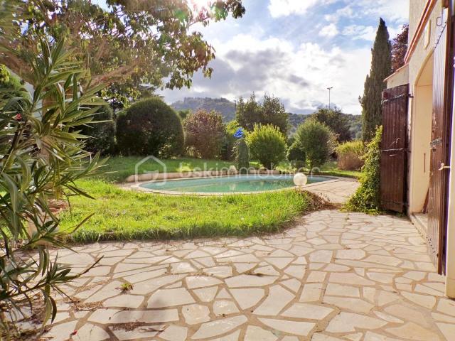 GRANDE MAISON FAMILIALE AVEC PISCINE, SOUS SOL COMPLET & BEAU POTENTIEL – AUSSILLON
