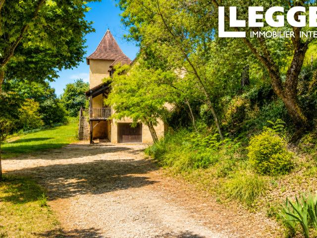 Grande maison familiale avec sous sol, vue dégagée et terrain arboré | Fort potentiel | 12km Sarlat