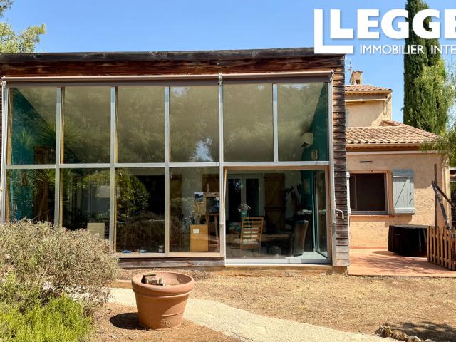 Grande maison familiale avec un beau jardin, située dans un quartier résidentiel calme, à Grasse
