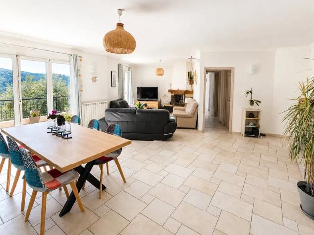 Grande maison familiale avec vue à Aspremont
