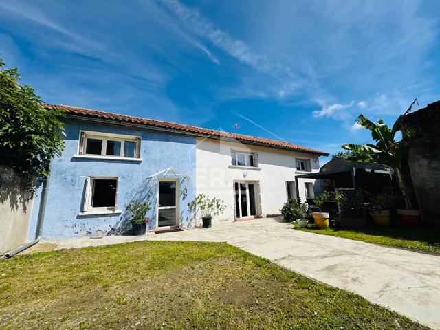 Maison de ville rénovée de 200 m2 avec jardin, garage et 5 chambres Vic en Bigorre