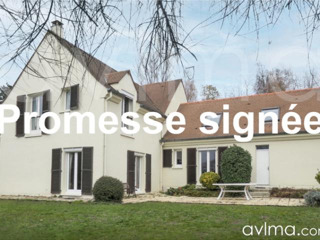 Grande maison familiale dans un domaine avec piscine et tenn